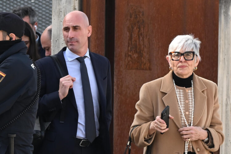El expresidente de la Federación Española de Fútbol Luis Rubiales junto a su abogada, Olga Tubau a la salida de la Audiencia Nacional en San Fernando de Henares, Madrid, el pasado 13 d febrero. EFE/ Fernando Villar