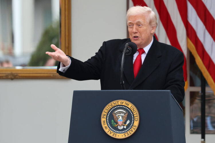 El presidente de Estados Unidos, Donald Trump, habla en la ceremonia para indultar los pavos de Acción de Gracias este martes, en el jardín de rosas de la Casa Blanca en Washington (Estados Unidos). EFE/Octavio Guzmán