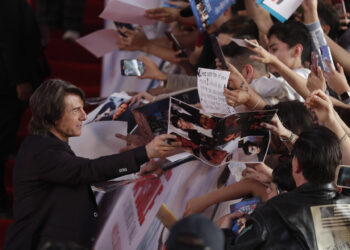 Tom Cruise recibe su primer Óscar en los Governors Awards y promete defender el cine