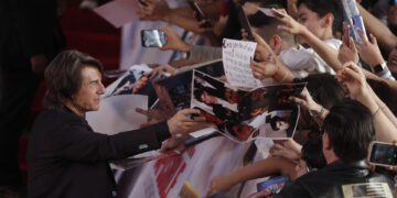 Tom Cruise recibe su primer Óscar en los Governors Awards y promete defender el cine