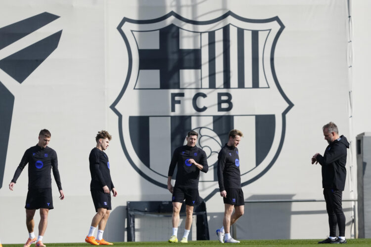 El entrenador del FC Barcelona, Hansi Flick (d), junto a varios de sus jugadores durante el entrenamiento de este lunes en la ciudad deportiva Joan Gamper. EFE/Alejandro García
