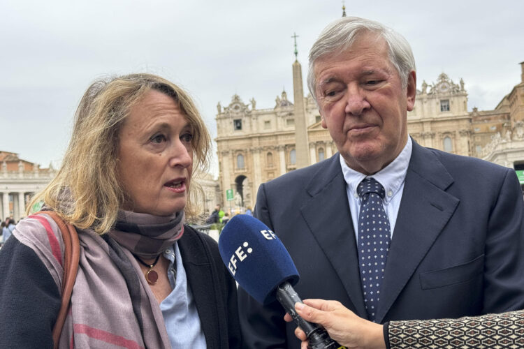 Los periodistas Elisabetta Piqué y Gerard O'Connell. EFE/ Daniel Caceres