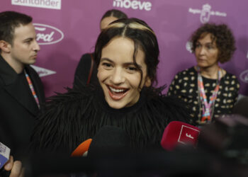Rosalía revoluciona la alfombra roja a su llegada a Los40 Music Awards 2025