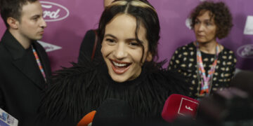 Rosalía revoluciona la alfombra roja a su llegada a Los40 Music Awards 2025
