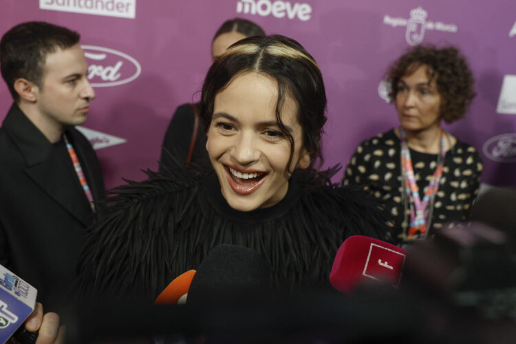- La cantante Rosalía atiende a la prensa a su llegada a la gala de LOS40 Music Awards 2025 este viernes, en el Roig Arena de València. EFE/ Kai Forsterling