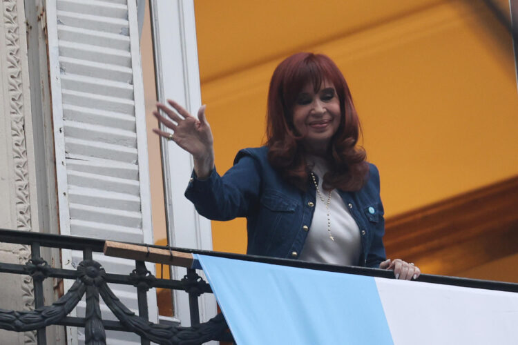 Fotografía de archivo, tomada el pasado 17 de octubre, en la que se captó a la expresidenta argentina Cristina Fernández, al saludar a sus seguidores desde el balcón de su residencia, durante el Día de la Lealtad Peronista, en Buenos Aires (Argentina). EFE/Juan Ignacio Roncoroni
