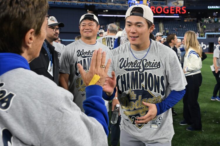 El pitcher Yoshinobu Yamamoto (d), elegido como el MVP de la Serie Mundial. EFE/EPA/EDUARDO LIMA