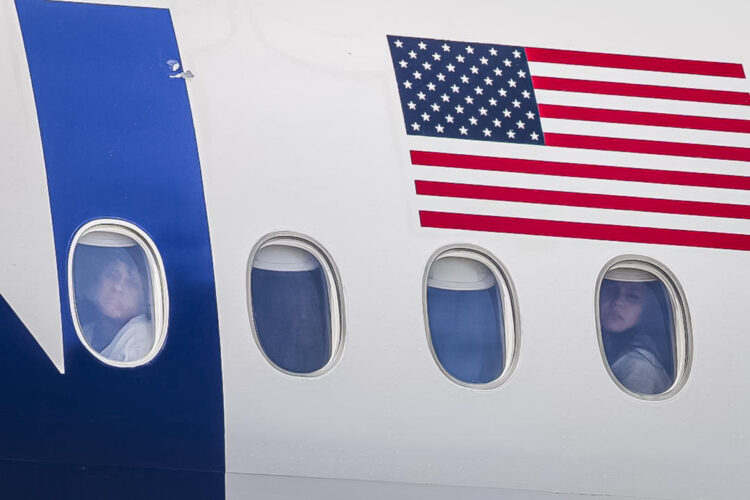 Fotografía de archivo cedida por el Ministerio de Interior, Justicia y Paz de Venezuela que muestra a personas dentro de un avión procedente de Estados Unidos, en el aeropuerto internacional Simón Bolívar, en Maiquetía (Venezuela). EFE/ Ministerio de Interior, Justicia y Paz