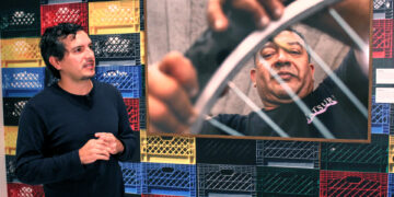 Fotógrafo venezolano preserva la historia viva de los migrantes en el Museo de Miami