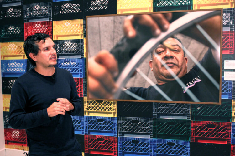 Fotografía tomada el pasado 18 de noviembre del fotógrafo venezolano Carlos Muñoz, durante una entrevista con EFE al recorrer su exposición 'Belonging in Transit' (Pertenencia en tránsito), en el HistoryMiami Museum de Miami (FL, EE.UU). EFE/Pedro Pablo Cortés