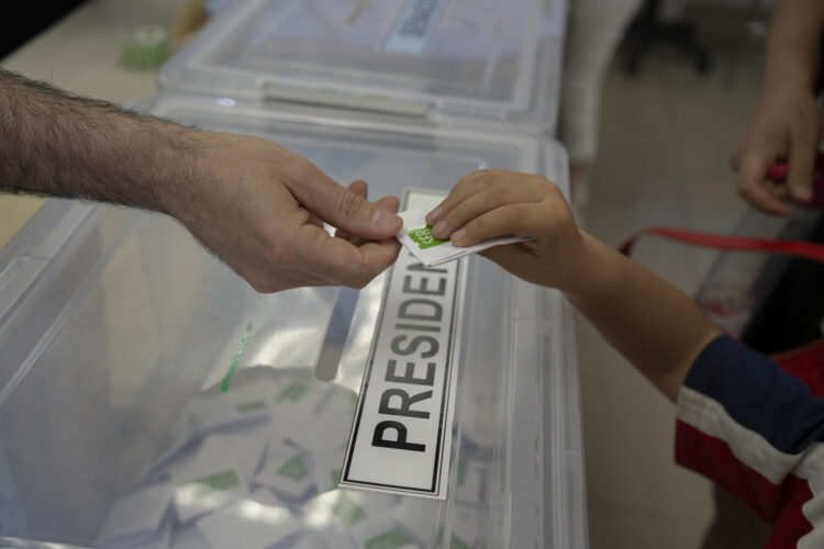 Kast y Jara se disputarán la presidencia de Chile en pleno aumento de la ultraderecha