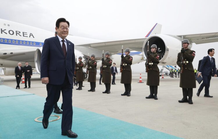 ANKARA (Turkey), 24/11/2025.- South Korean President Lee Jae Myung arrives at Ankara Esenboga International Airport to begin his state visit in Ankara, Turkey, 24 November 2025. (Corea del Sur, Turquía) EFE/EPA/YONHAP SOUTH KOREA OUT
