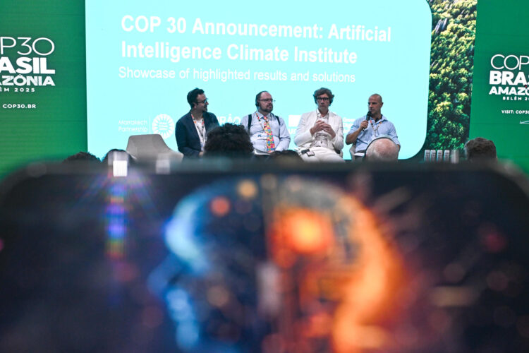 Personas participan en el anuncio oficial de herramientas técnicas y sociales en IA para el clima del ''Artificial Intelligence Climate Institute'' este martes, en el Centro de Convenciones Hangar donde se realiza la COP30, en Belém (Brasil).EFE/ Andre Borges