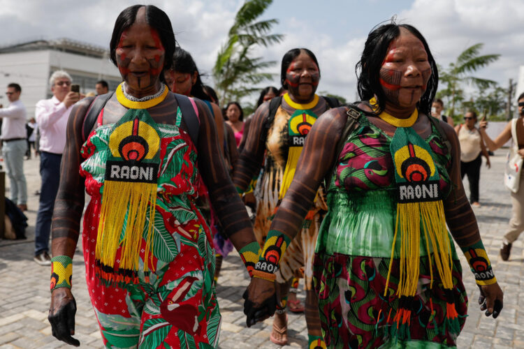 Indígenas llegan a la Cumbre de los Pueblos en la COP30 este lunes, en Belém (Brasil). EFE/ Fraga Alves