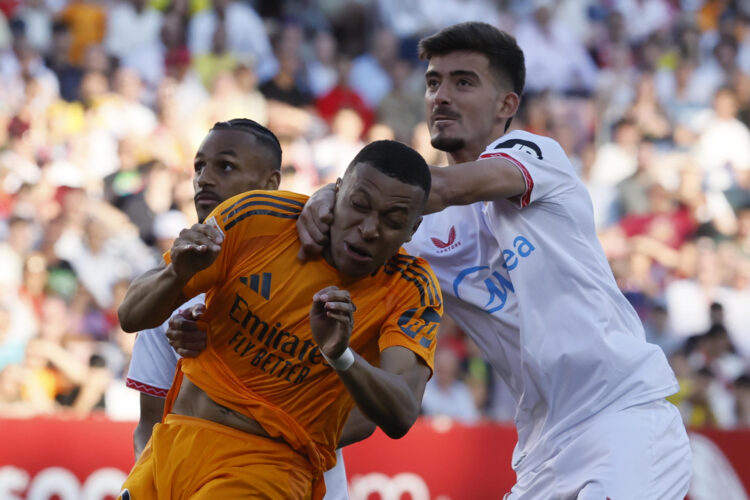 Fotografía de José Manuel Vidal, en la que puede verse en una imagen de archivo del 18 de mayo de 2025 al delantero del Real Madrid Kylian Mbappé (i) disputando un balón con el defensa del Sevilla Kike Salas (d), durante un partido. EFE