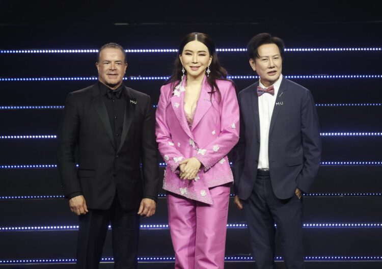 Fotografía de archivo tomada en Bangkok, Tailandia, el 13 de marzo de 2025 que muestra al presidente de Miss Universo, Raúl Rocha Cantú; la directora ejecutiva de Miss Universo, Anne Jakrajutatip; y el director ejecutivo de Miss Grand International Public Company Limited y presidente de Miss Universo Tailandia 2025, Nawat Itsaragrisil. EFE/EPA/NARONG SANGNAK
