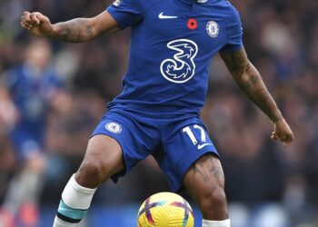 Roban en casa de Sterling con el futbolista y su familia dentro