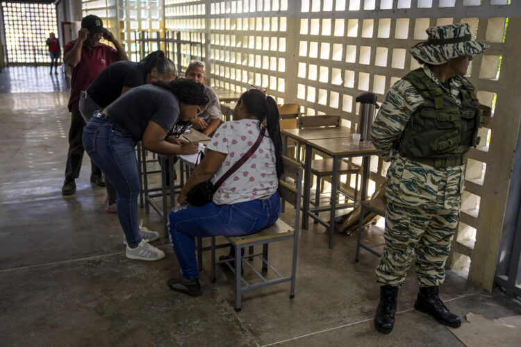 Un grupo de personas participa en una consulta popular este domingo, en Caracas (Venezuela). EFE/ Miguel Gutiérrez