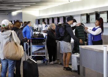 Trump amenaza con reducir el sueldo a los controladores aéreos ausentes por cierre federal