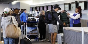 Trump amenaza con reducir el sueldo a los controladores aéreos ausentes por cierre federal