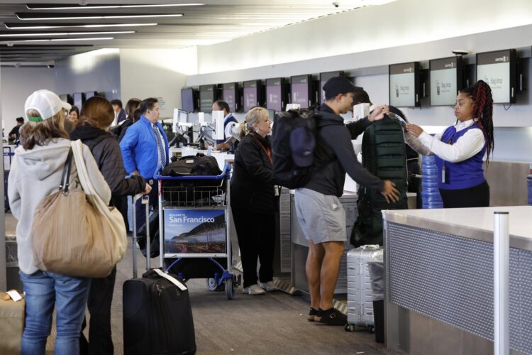 Fotografía del pasado viernes de pasajeros mientras hacen el check-in en el mostrador de United en el Aeropuerto Internacional de San Francisco (SFO), en San Francisco (EE.UU.). EFE/EPA/JOHN G. MABANGLO