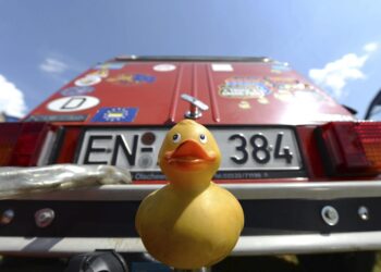 Muere el creador del clásico patito de goma hongkonés, en plena era de Labubu y Pop Mart