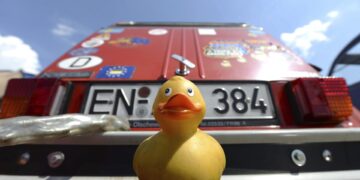 Muere el creador del clásico patito de goma hongkonés, en plena era de Labubu y Pop Mart