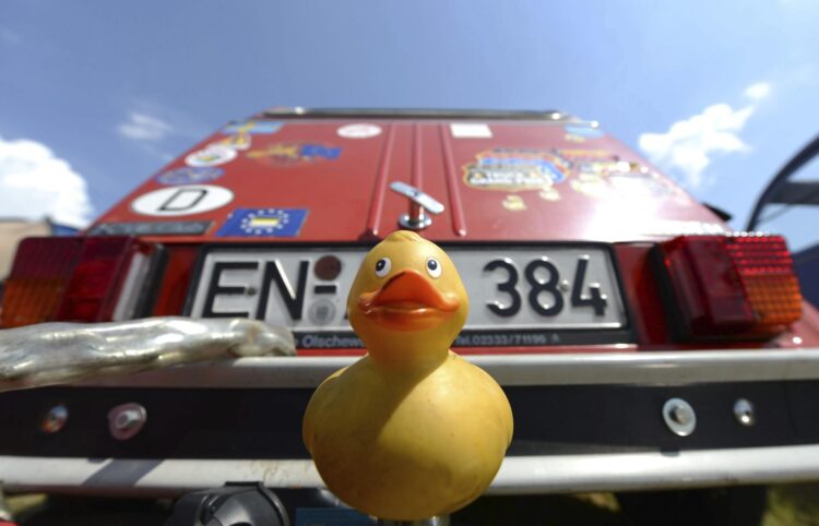 Imagen de julio de 2014 de un clásico patito de goma cubriendo la bola de remolque de un Citroen 2CV ("dos caballos") en Hofheim-Diedenbergen, Alemania. EFE/Arne Dedert