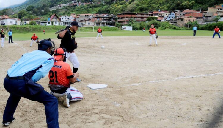 La Liga de Softbol de La Puerta, presidida por Johan Jerez y  junta directiva, se prepara para el fin de semana (Foto Hablemos de Deporte)