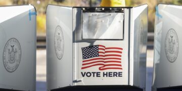 El progresista Mamdani vota y dice que Nueva York está «a punto de hacer historia»