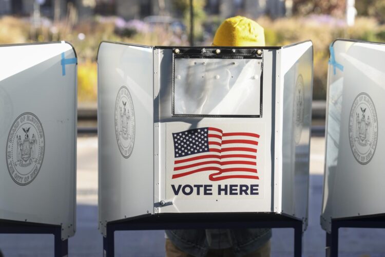 Detalle de un puesto de votación mientras un ciudadano ejerce su derecho al sufragio, durante las elecciones por la alcaldía de Nueva York, en el Museo de Brooklyn, en el distrito homónimo neoyorquino (NY, EE.UU.). EFE/Sarah Yenesel