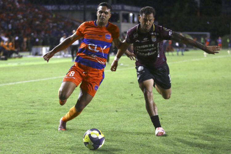 Ángelo Lucena (d), de Carabobo, disputa el balón con Dimas Meza (i), de Puerto Cabello, durante un encuentro de la final del Torneo Clausura entre Carabobo y Puerto Cabello en el estadio Polideportivo Misael Delgado en Valencia (Venezuela). EFE/Juan Carlos Hernández