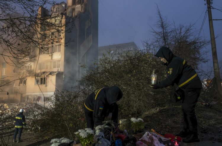 Daños provocados por un ataque ruso en Ucrania el 20 de noviembre de 2025. EFE/EPA/MAXYM MARUSENKO