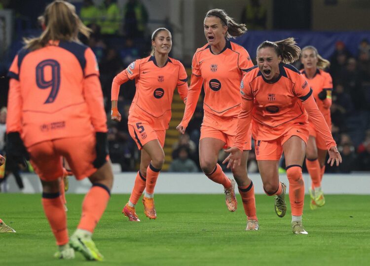 La barcelonista Ewa Pajor (d) festeja tras anotar el gol del empate en el partido que su equipo disputó este jueves contra el Chelsea, correspondiente a la Liga de Campeones femenina. EFE/ NEIL HALL