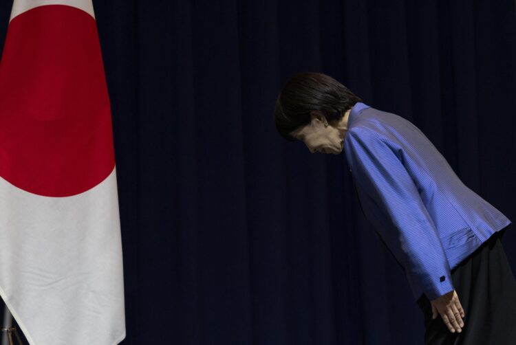 Imagen de archivo tomada en Gyeongju, Corea del Sur, el 1 de noviembre de 2025 que muestra a la primera ministra japonesa, Sanae Takaici, haciendo una reverencia durante la cumbre de Cooperación Económica Asia-Pacífico (APEC). EFE/EPA/JEON HEON-KYUN