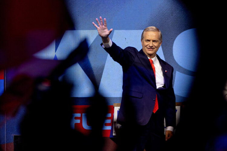 -El candidato a la Presidencia de Chile por el Partido Republicano y Social Cristiano, José Antonio Kast, habla tras conocer los resultados de las elecciones este domingo, en Santiago (Chile). EFE / Ailen Díaz