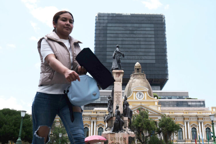 Fotografía del 31 de octubre de 2025 que muestra a una mujer caminando frente al palacio legislativo en La Paz (Bolivia). EFE/Luis Gandarillas