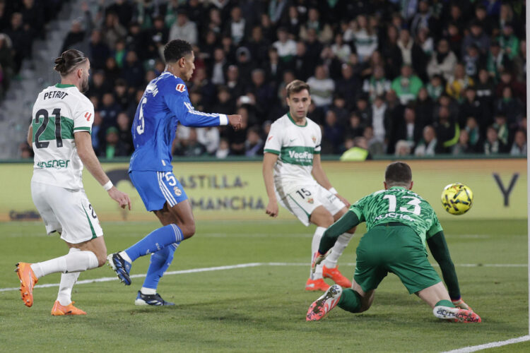 El centrocampista del Real Madrid Jude Bellingham (2i) marca el segundo gol de su equipo, durante el partido de la jornada 13 de LaLiga entre el Elche CF y el Real Madrid, este domingo en el estadio Martínez Valero. EFE/Manuel Bruque