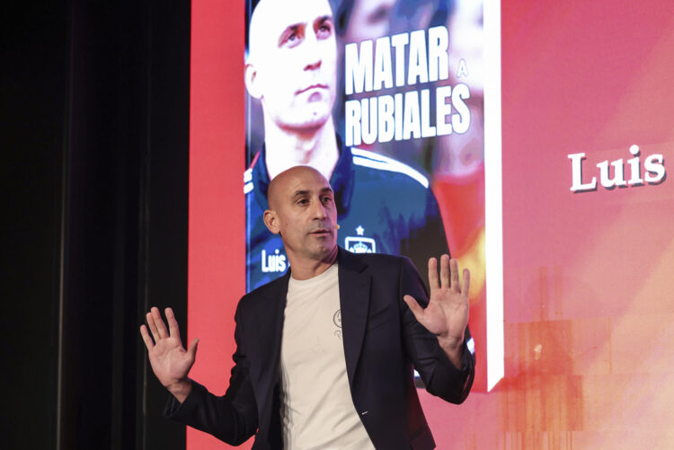 El expresidente de la Real Federación Española de Fútbol (RFEF), Luis Rubiales, durante la presentación este jueves en Madrid del libro 'Matar a Rubiales', en el que repasa su gestión al frente de la RFEF y da su versión sobre lo ocurrido en la final del Mundial femenino de 2023 con la jugadora internacional Jennifer Hermoso, a la que besó sin su consentimiento en el momento de la celebración del título conseguido por España. EFE/Kiko Huesca