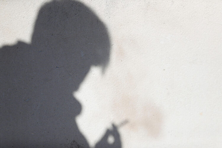 Fotografía de archivo del 17 de noviembre de 2023 que muestra la silueta de una persona sosteniendo un cigarrillo en Ciudad de México (México). EFE/Javier Lizón