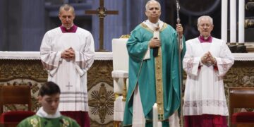 León XIV pide a los gobernantes ante miles de pobres: «No podrá haber paz sin justicia»