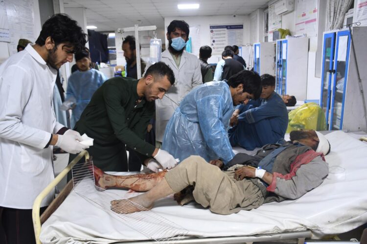 Personas heridas en el terremoto reciben tratamiento en un hospital de Mazar-e-Sharif, Afganistán, el 3 de noviembre de 2025. EFE/NAJIB FARYAD