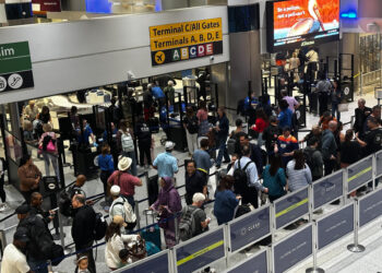 Más de 800 vuelos cancelados en EEUU en «inédita» reducción de tráfico por cierre federal