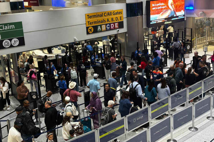 Personas hacen fila en el área de seguridad del aeropuerto internacional George Bush este viernes, en Houston (Estados Unidos). EFE/ Carlos Ramírez