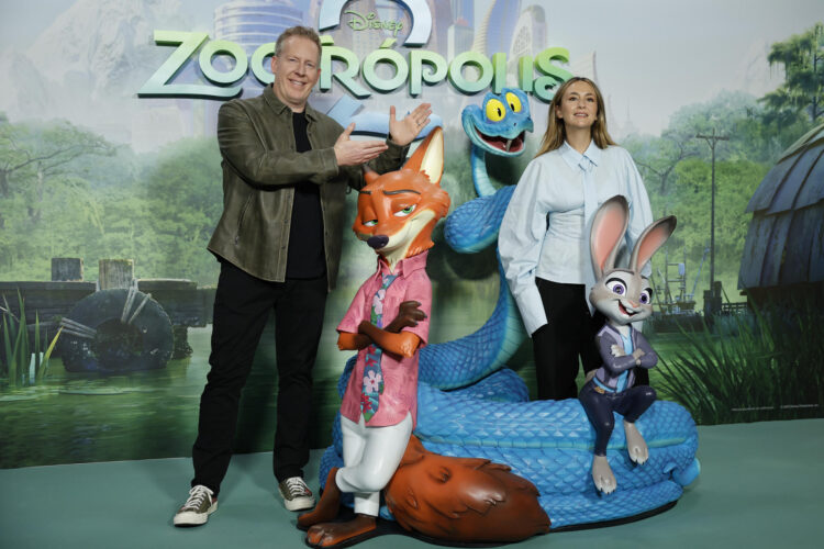 El director Jared Bush y la cantante española Rigoberna Bandini en la presentación de 'Zootopia 2' ('Zootropolis 2'). EFE/ Mariscal