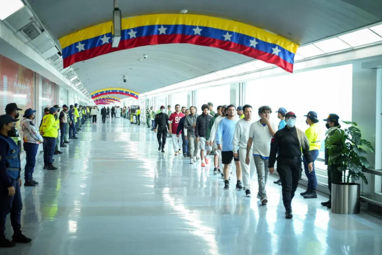 Fotografía del programa estatal venezolano Gran Misión Vuelta a la Patria para repatriar a su población migrante de un grupo de migrantes a su llegada este miércoles, al aeropuerto internacional Simón Bolívar en Maiquetía (Venezuela). EFE/ Gran Misión Vuelta a la Patria
