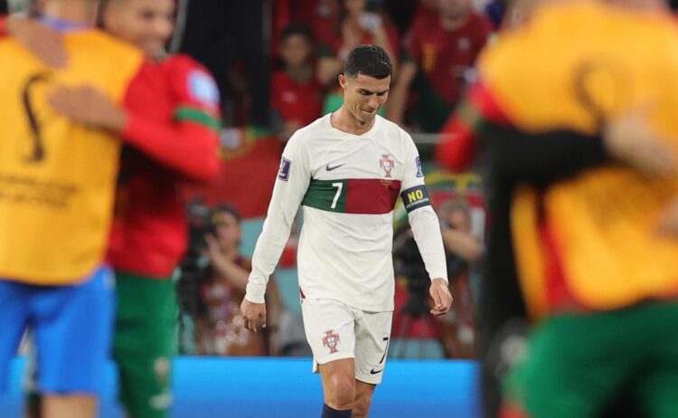 Cristiano Ronaldo se retira del campo tras ser eliminado por Marruecos en los cuartos de final del Mundial de Qatar 2022. EFE/EPA/Friedemann Vogel
