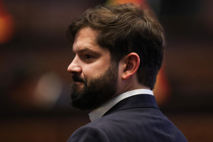 El presidente de Chile, Gabriel Boric, fue captado el pasadi 8 de noviembre la asistir a la investidura del presidente de Bolivia, Rodrigo Paz Pereira, en La Paz (Bolivia). EFE/Luis Gandarillas/Pool