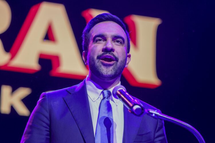 El alcalde electo de la ciudad de Nueva York, Zohran Mamdani, habla durante una fiesta de la noche electoral organizada por el candidato demócrata en el distrito de Brooklyn, Nueva York. EFE/EPA/SARAH YENESEL