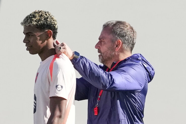 El entrenador del FC Barcelona, Hansi Flick, y el jugador Lamine Yamal durante el entrenamiento que el equipo azulgrana ha realizado en la ciudad deportiva Joan Gamper para preparar el aprtido de Liga de Campeones que disputarán ante el Brujas. EFE/Alejandro García